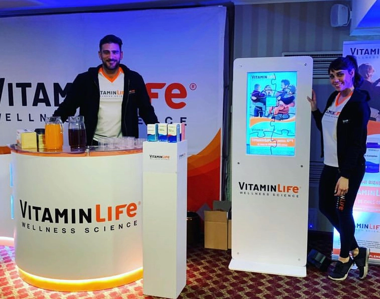 Personas participando en un Puzzle Digital de VitaminLife