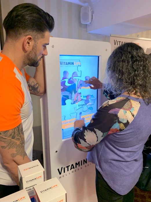 Participante armando un Puzzle Digital
