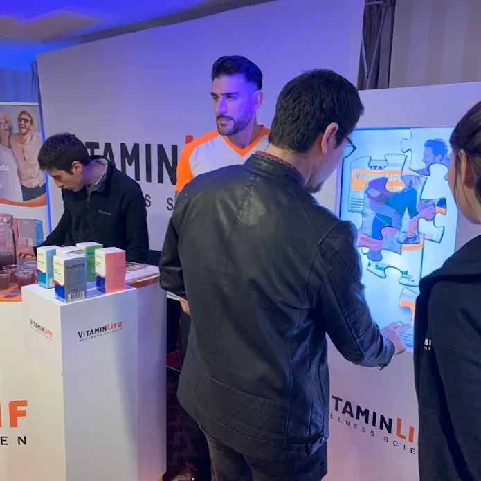 Tótem de Puzzle Digital instalado en un evento de VitaminLife