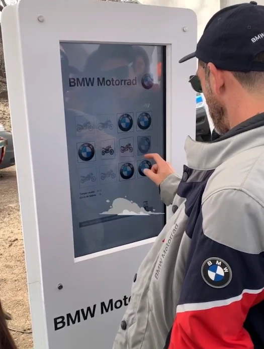 Persona jugando Memorice en un tótem digital de BMW Motorrad