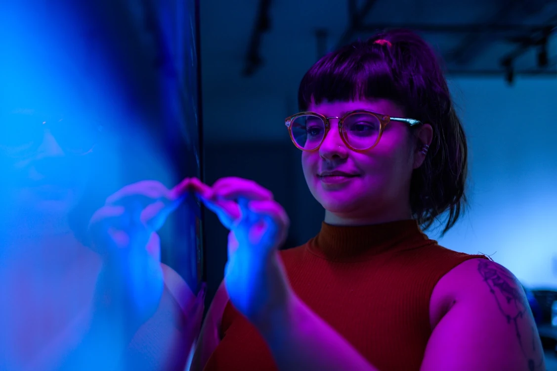 Experiencia fotográfica creativa con iluminación de colores